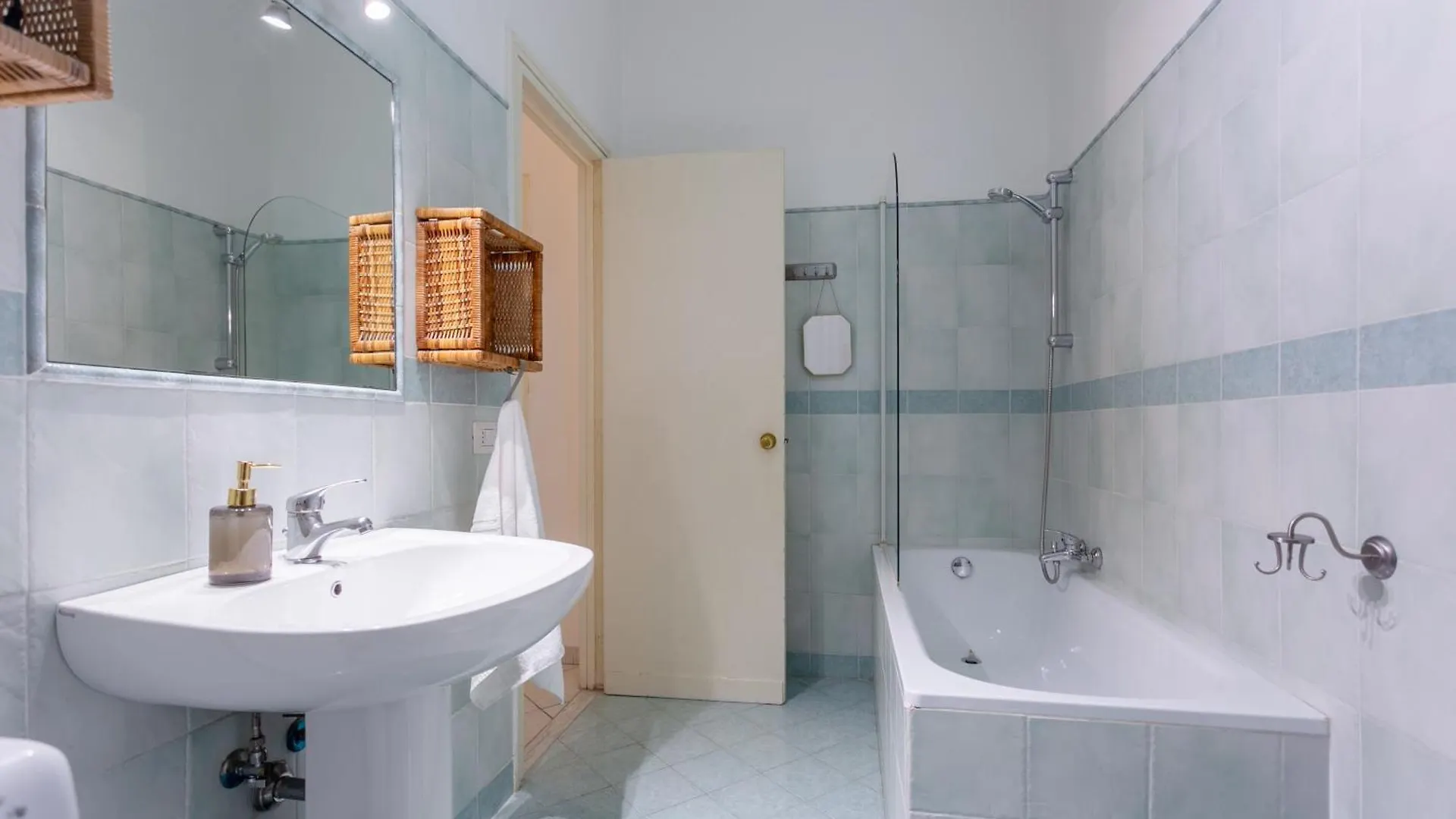 Perfetto Per Famiglie Appartamento Accogliente E Spazioso A 15 Min Dalla Metro Rome Apartment